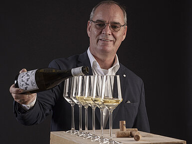 Sommelier Ralf Brönner in der Orangerie im Maritim Hotel Timmendorfer Strand, beim Einschenken von Weißwein in mehrere Gläser