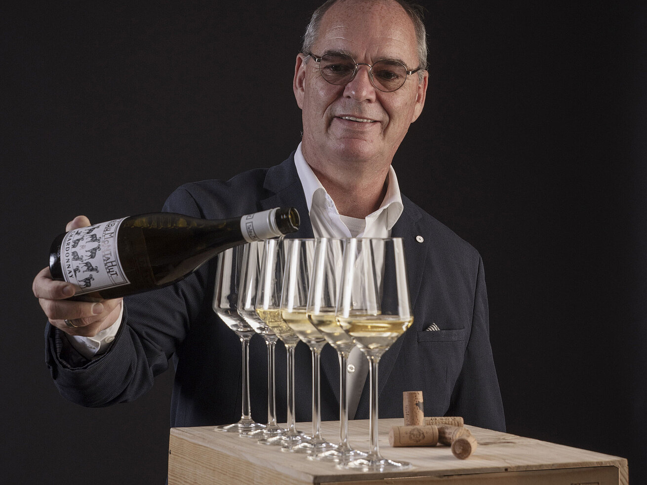 Sommelier Ralf Brönner Sommelier Ralf Brönner in der Orangerie im Maritim Hotel Timmendorfer Strand, beim Einschenken von Weißwein in mehrere Gläser