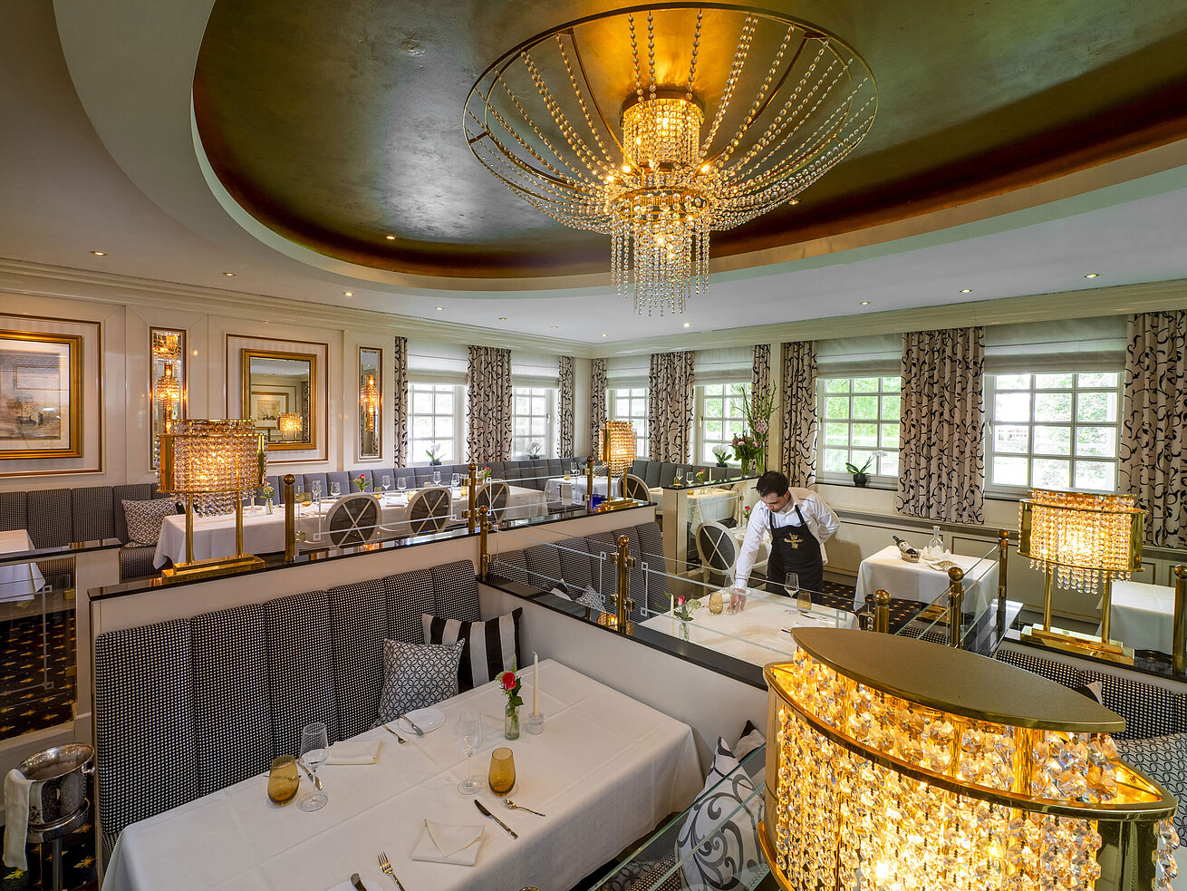 Elegantes Restaurant Orangerie im Maritim Seehotel Timmendorfer Strand mit luxuriöser Einrichtung und gedeckten Tischen.