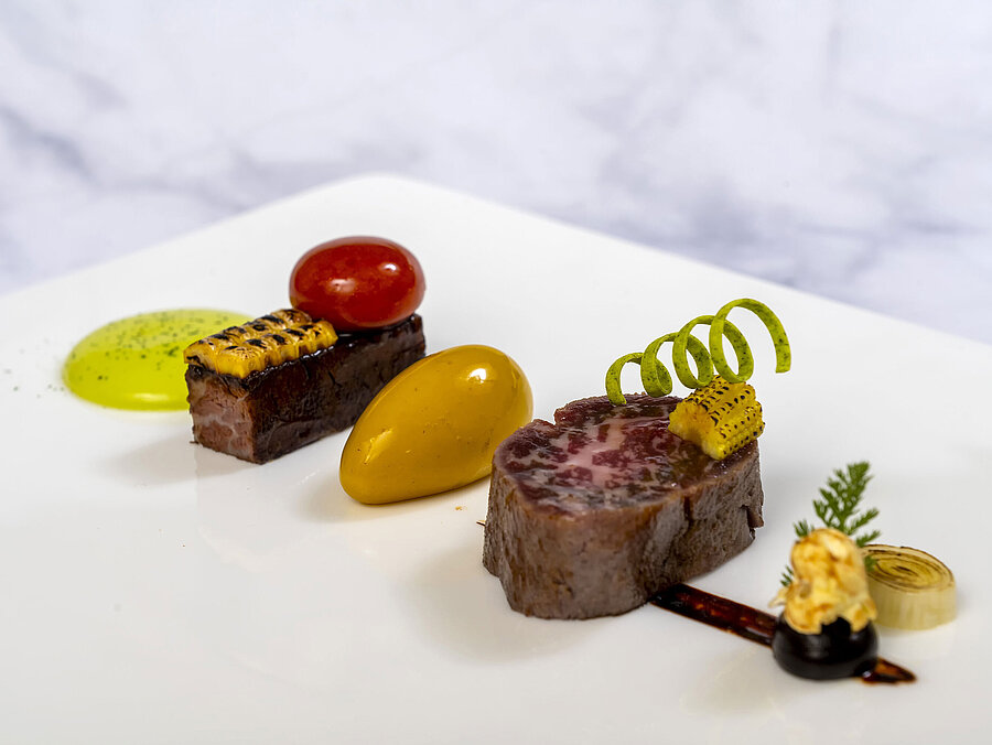 Wagyu-Gericht in der Orangerie im Maritim Hotel Timmendorfer Strand, kreativ angerichtet auf weißem Teller.