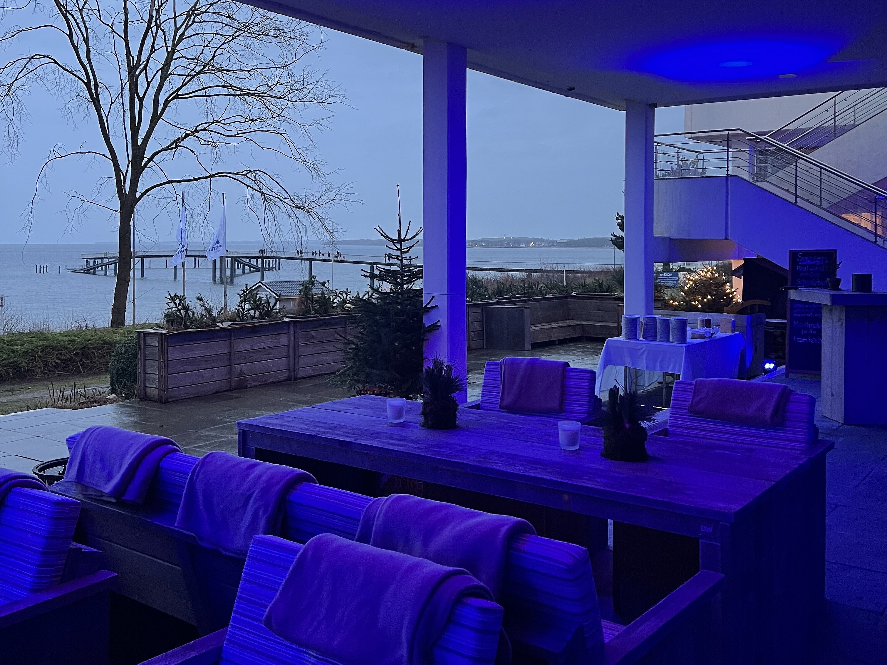 Winterterrasse mit Sternbeleuchtung, Decken und Ostseeblick im Maritim Seehotel Timmendorfer Strand.