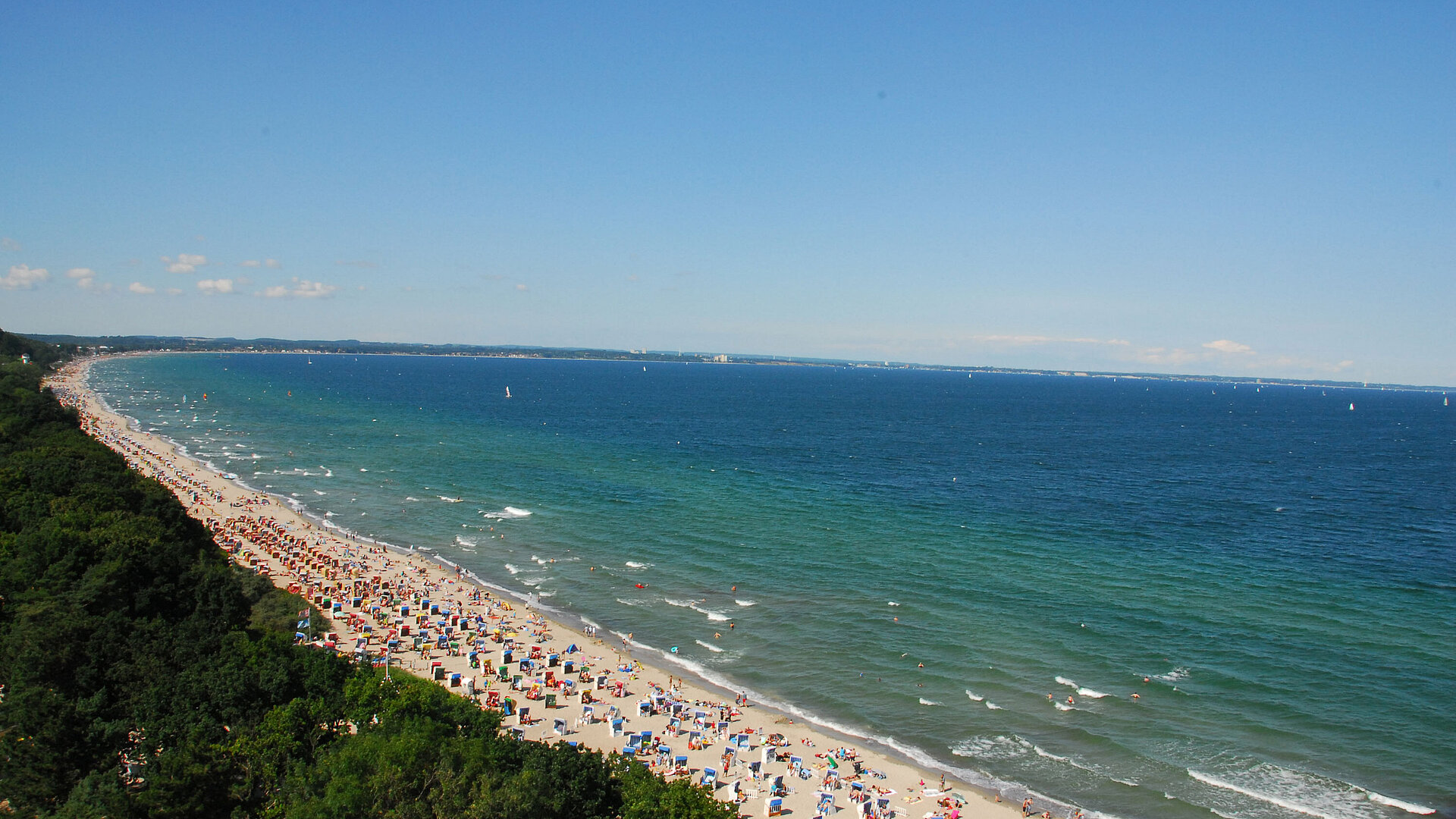 Luftaufnahme des Strandes von Timmendorfer Strand mit vielen Strandkörben und Blick auf die Ostsee.